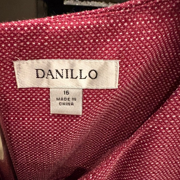 Elegant Sleeveless Tank Top - Berry - Picture 2 of 6